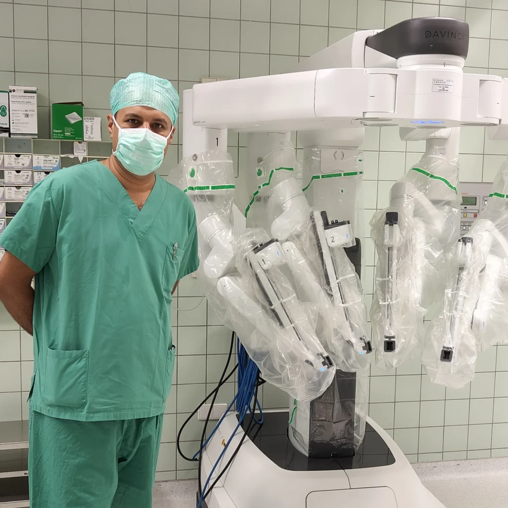Dr-Kedar-Patil-robotic hernia surgeon in Pune